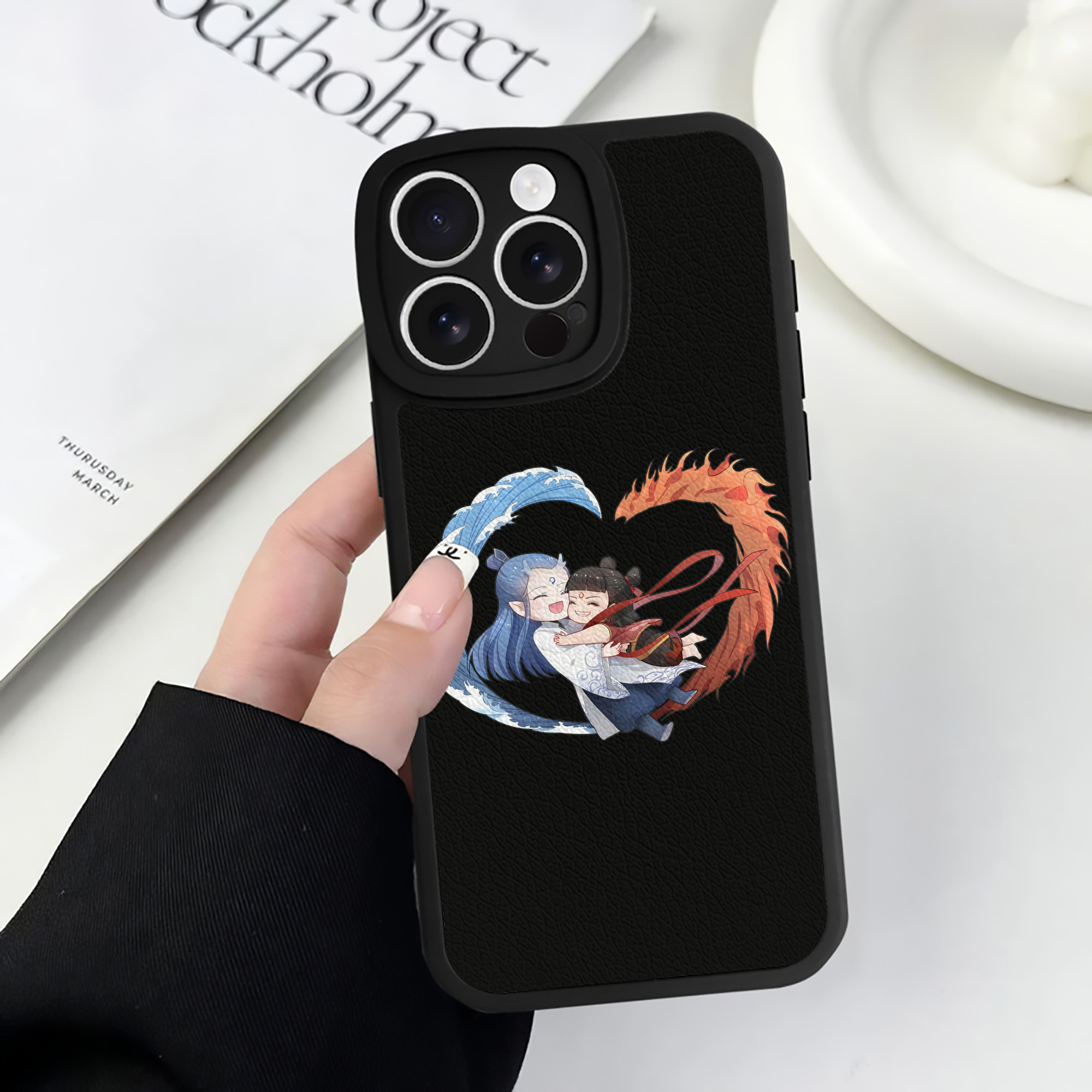 （画像用） Ne Zha 2 ナタ 魔童の大暴れ 【iPhone 16シリーズ対応】シリコンスマホケース（レザー調） 材質：シリコン